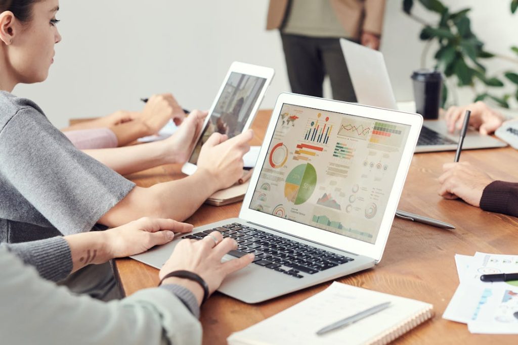 Literasi Digital Nasional: Mengapa Masyarakat Indonesia Harus Melek Teknologi?